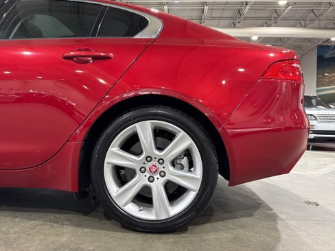 Used 2018 Jaguar XE Premium image 19