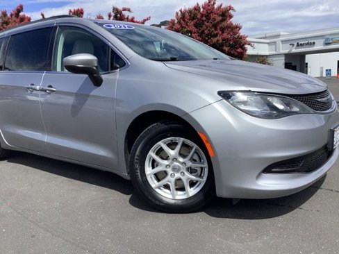 Used 2021 Chrysler Voyager Lxi image 3