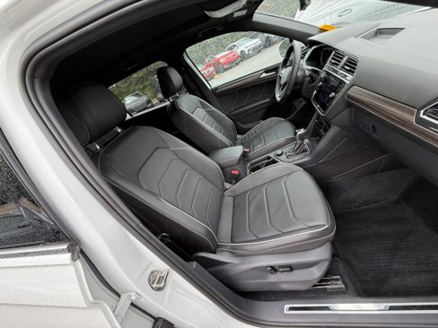 Certified 2022 Volkswagen Tiguan SEL R-Line image 31