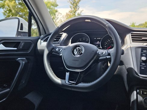 Used 2021 Volkswagen Tiguan SE w/ Panoramic Sunroof Package image 9