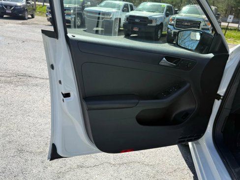 Used 2015 Volkswagen Jetta S image 12