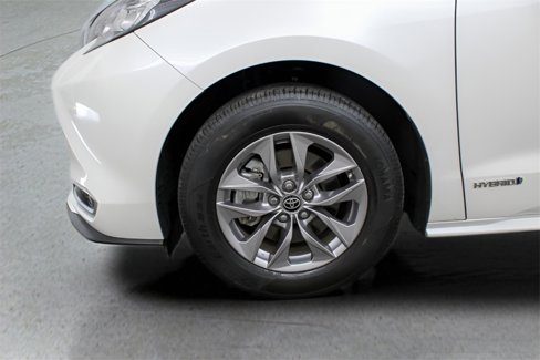 Used 2021 Toyota Sienna XLE image 5