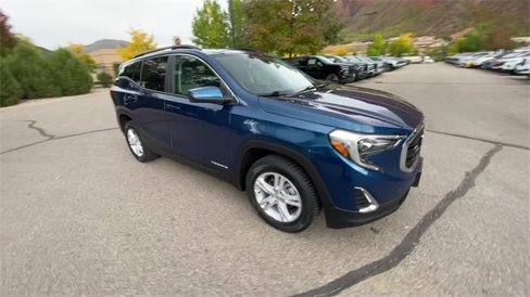 Used 2021 GMC Terrain SLE w/ Driver Convenience Package image 2