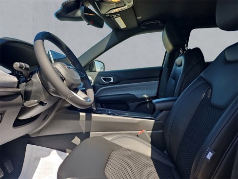 New 2025 Jeep Compass Latitude image 9