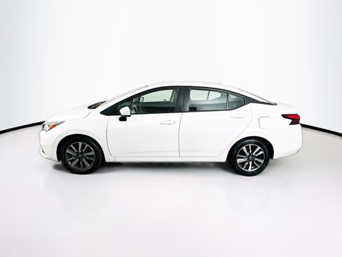 Used 2022 Nissan Versa SV image 4
