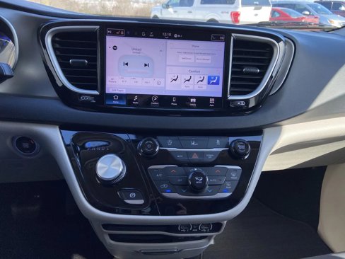 Used 2022 Chrysler Pacifica Touring-L image 18