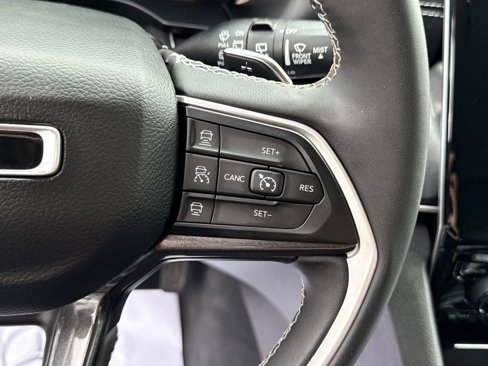Used 2023 Jeep Grand Cherokee Laredo w/ Luxury Tech Group I image 29