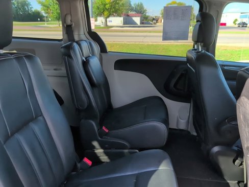Used 2015 Chrysler Town & Country Touring image 30