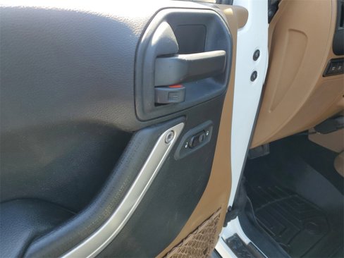 Used 2018 Jeep Wrangler Unlimited Rubicon w/ Connectivity Group image 13
