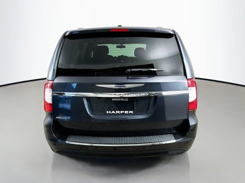 Used 2013 Chrysler Town & Country Touring image 6