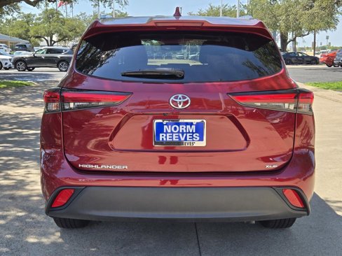 Used 2021 Toyota Highlander XLE image 4