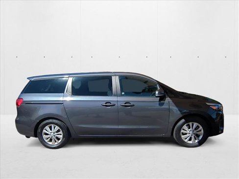Used 2017 Kia Sedona LX image 4