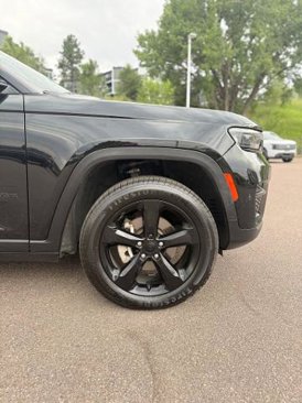 Used 2023 Jeep Grand Cherokee Altitude image 30