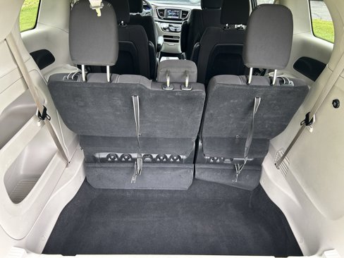 Used 2023 Chrysler Voyager LX image 12