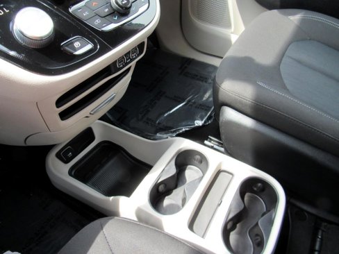 Used 2022 Chrysler Voyager LX image 11
