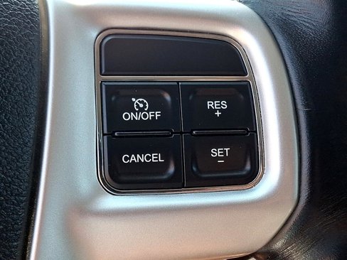 Used 2016 Chrysler Town & Country Touring image 26