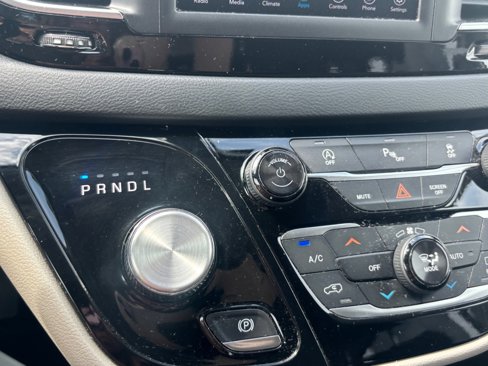 Used 2018 Chrysler Pacifica Touring-L image 37