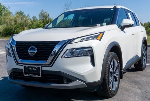 Used 2021 Nissan Rogue SV image 2
