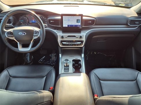 Used 2022 Ford Explorer XLT w/ Equipment Group 202A image 3