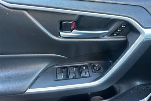 Used 2022 Toyota RAV4 XLE Premium image 11