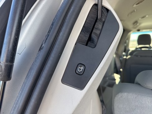 Used 2010 Chrysler Town & Country Touring image 10