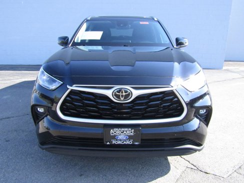 Used 2021 Toyota Highlander XLE image 3