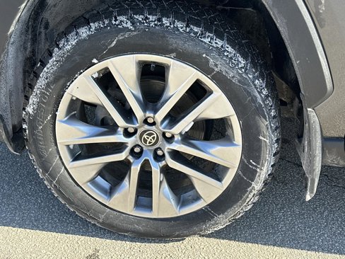 Used 2022 Toyota RAV4 XLE Premium image 10