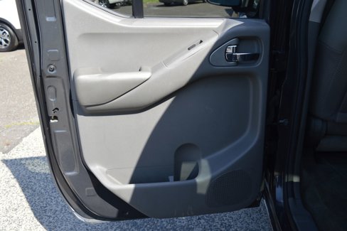 Used 2010 Nissan Frontier SE image 28