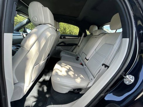 Certified 2023 Porsche Cayenne Platinum Edition image 27