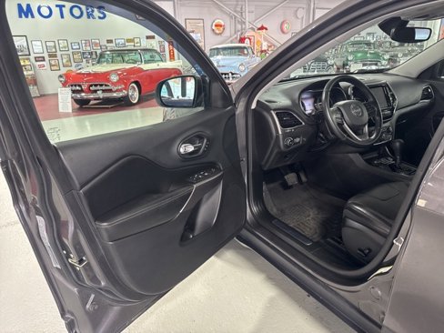 Used 2019 Jeep Cherokee Limited image 11