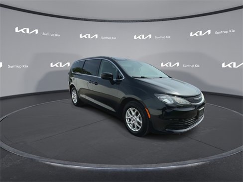 Used 2017 Chrysler Pacifica LX image 2