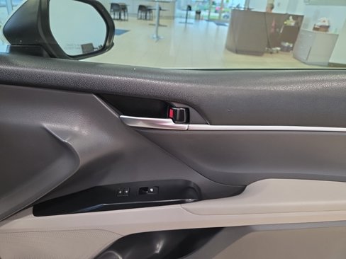 Used 2020 Toyota Camry SE image 18