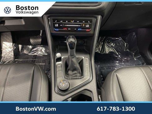 Used 2022 Volkswagen Tiguan SE w/ Panoramic Sunroof Package image 15