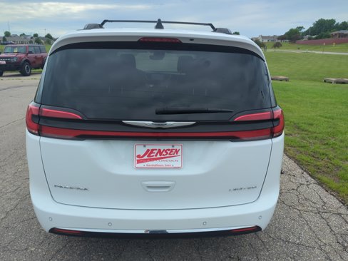 Used 2023 Chrysler Pacifica Limited image 6