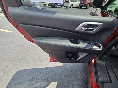 Used 2019 Nissan Pathfinder SV image 17