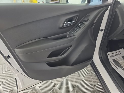 Used 2020 Chevrolet Trax LT image 12