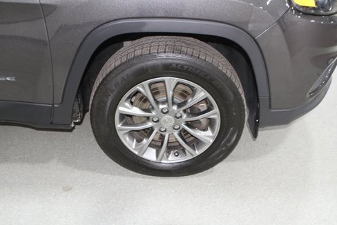 Used 2019 Jeep Cherokee Latitude Plus w/ Cold Weather Group image 6