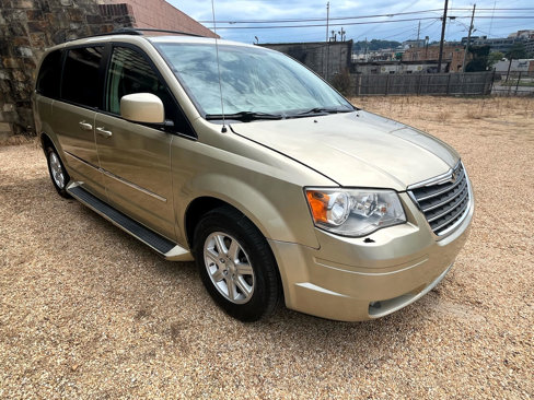 Used 2010 Chrysler Town & Country Touring image 12