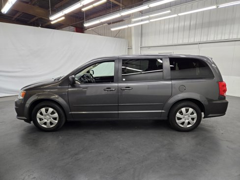 Used 2017 Dodge Grand Caravan SE w/ UConnect Hands-Free Group image 2