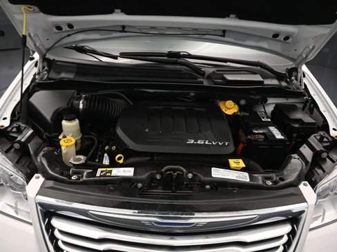 Used 2015 Chrysler Town & Country Touring-L w/ Driver Convenience Group image 65