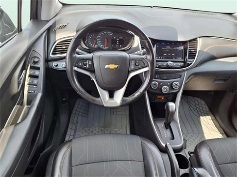 Used 2022 Chevrolet Trax LT w/ Midnight Edition image 7