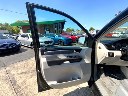Used 2013 Volkswagen Routan SE image 9