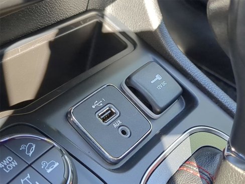Used 2019 Jeep Cherokee Trailhawk w/ Cold Weather Group image 21