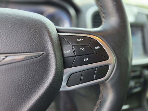 Used 2017 Chrysler 300 C image 23