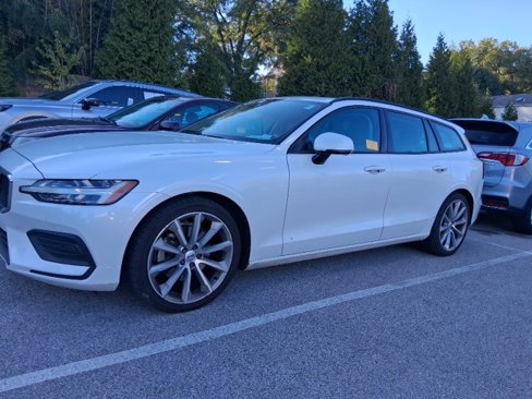 Used 2020 Volvo V60 T5 Momentum image 1