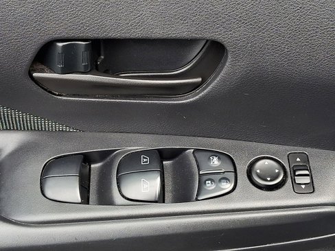 Used 2019 Nissan Kicks S image 23