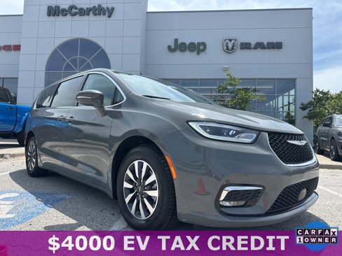 Used 2022 Chrysler Pacifica Touring-L image 1