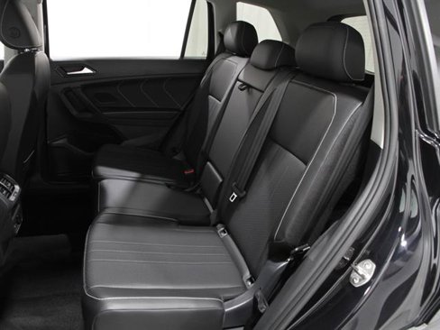 Used 2023 Volkswagen Tiguan SE w/ Panoramic Sunroof Package image 21