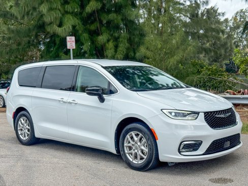 Used 2024 Chrysler Pacifica Touring-L image 8
