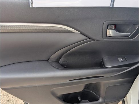 Used 2019 Toyota Highlander SE image 11